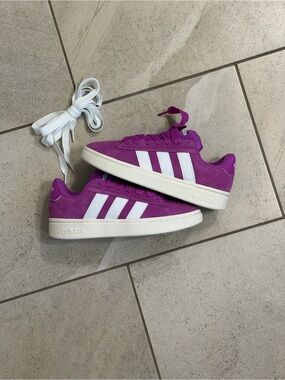 NWT/NWB Women’s 8- adidas Grand Court Alpha 00 Purple Suede / White Stripes